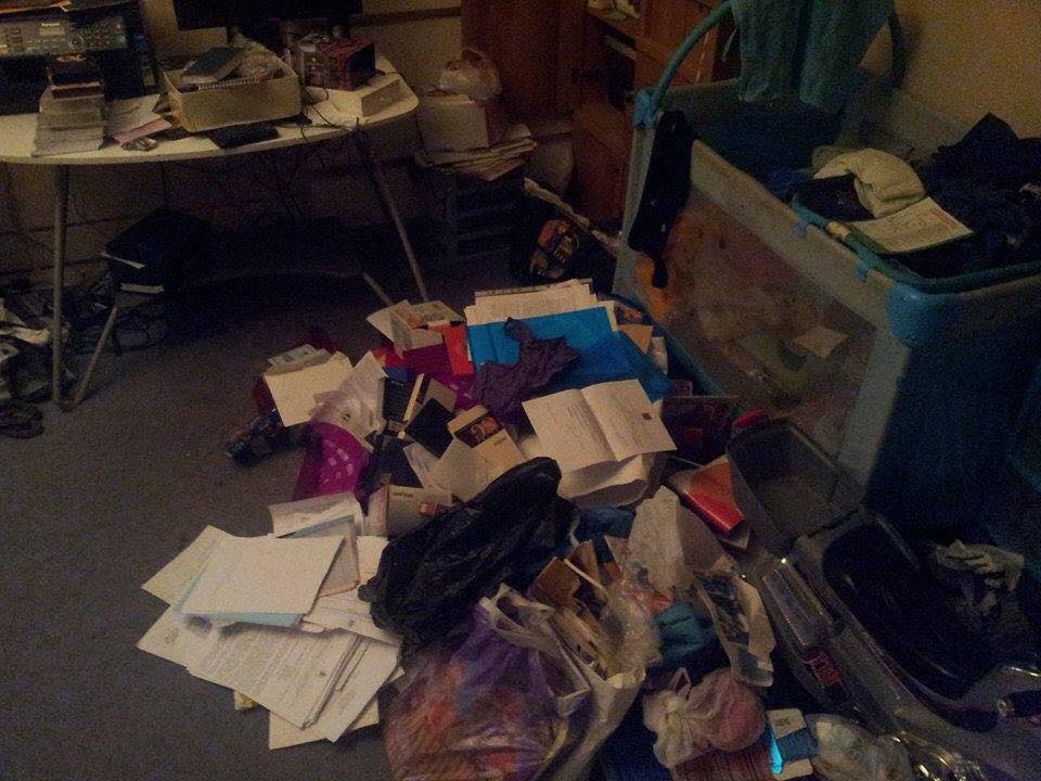 фотографии квартир с украинскими плакатами.