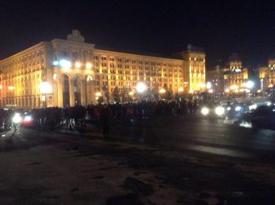 Молодчики в балаклавах перекрыли Крещатик: начали взрывать петарды