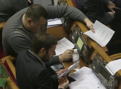 Парасюк о ночном принятии госбюджета: депутаты торопились на чартеры