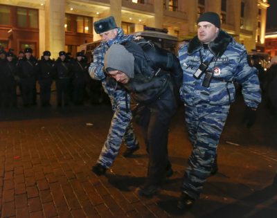 Протест на Манежной площади Москвы: ОМОНовцы разгоняют людей, есть задержанные