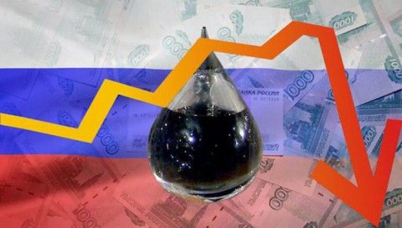 Мировая нефть серьезно подешевела и потянула рубль вниз