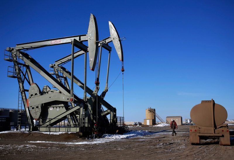 Падающие цены на нефть потянули за собой рубль