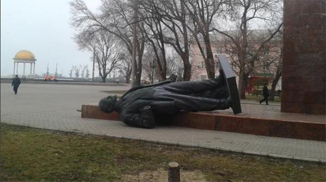 В центре Бердянска снесли памятник Ленину В центре Бердянска снесли памятник Ленину