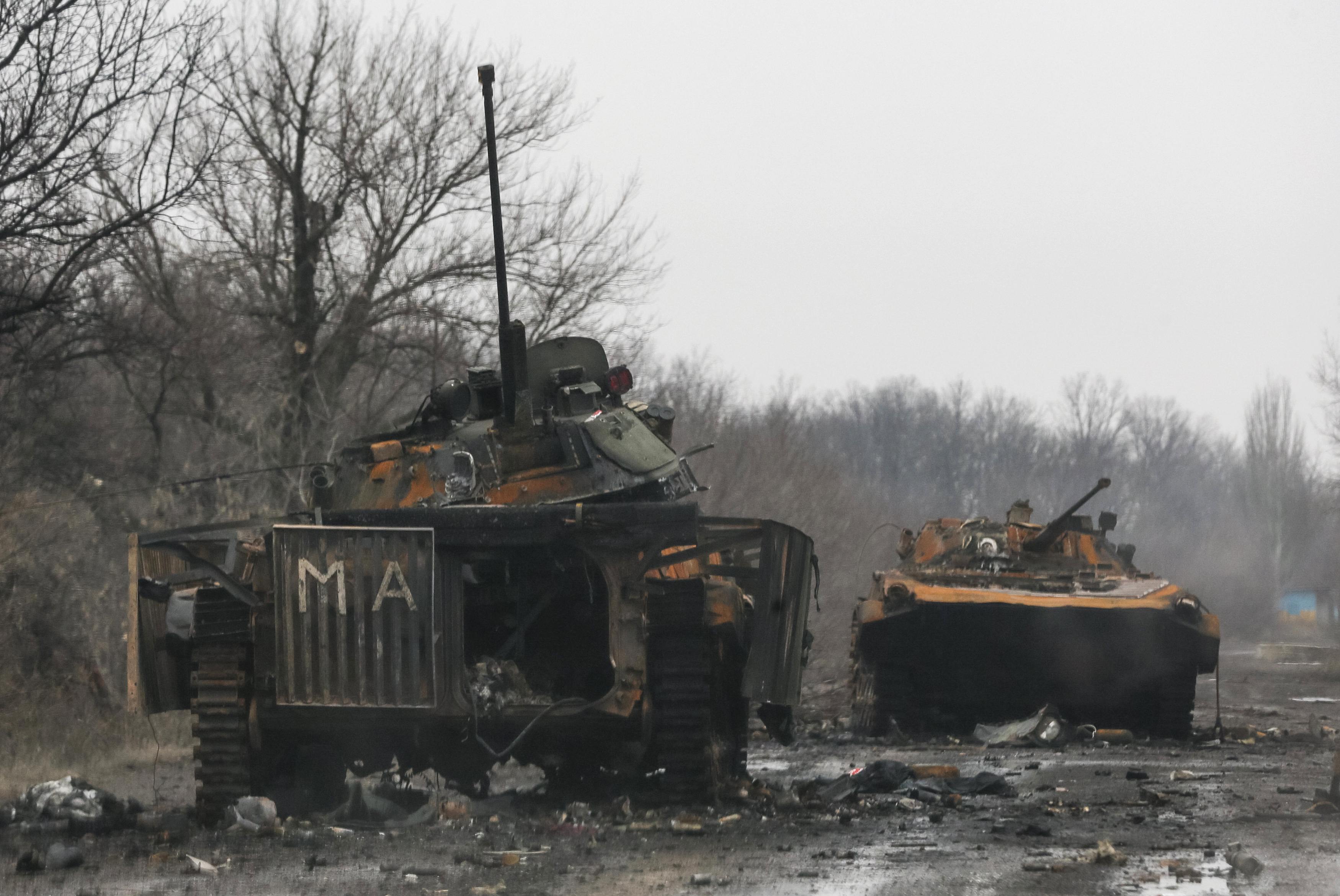 На границе с украиной уничтожено. Дебальцево 2015 танк подбит. Подбитая техника в Дебальцево. Подбитый танк Дебальцево.