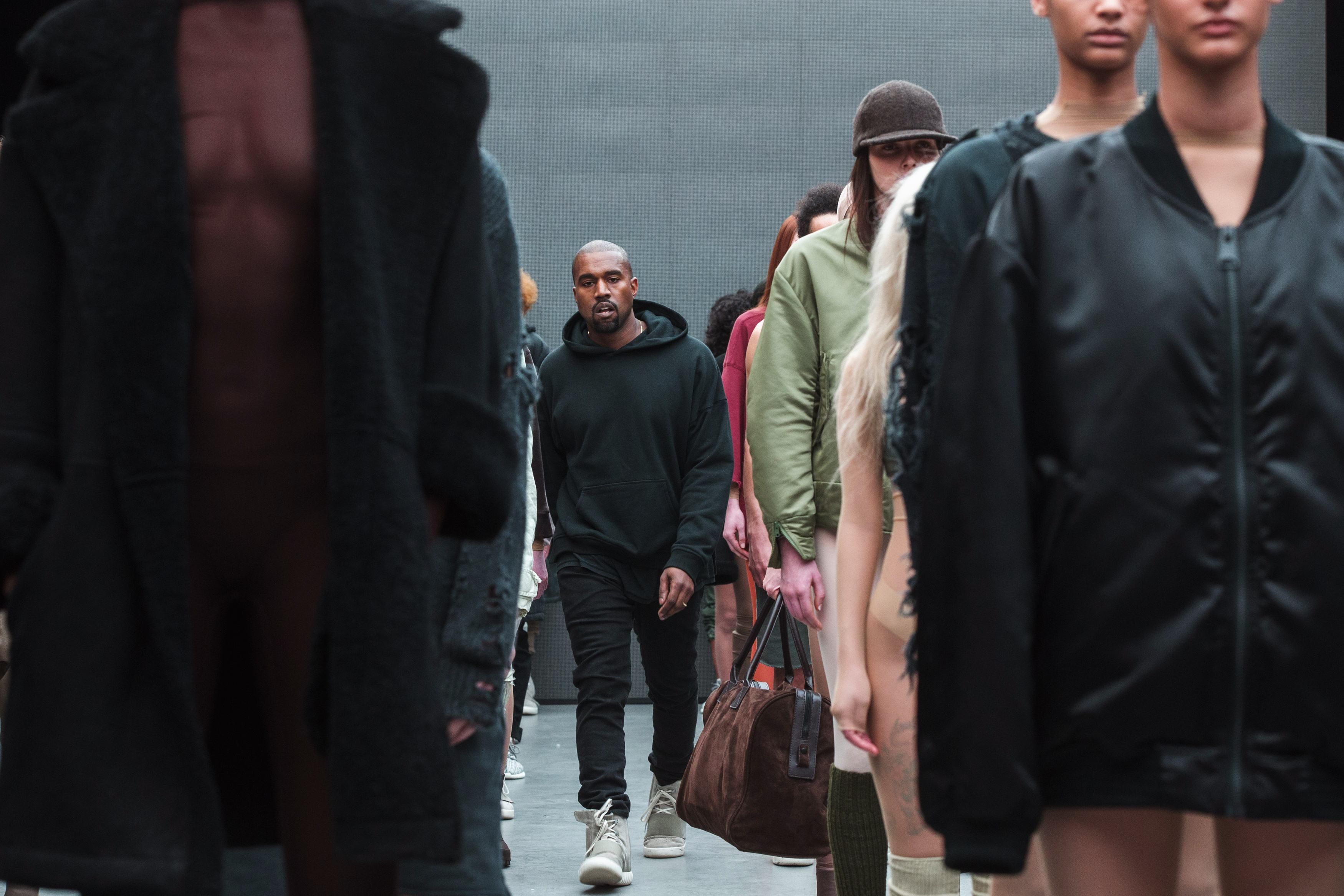 Коллекция канье уэста. Kanye West adidas одежда. Kanye West одежда плащ. Последняя коллекция Канье Уэста