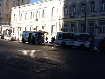 Два автобуса с полицией под Басманным судом Москвы Два автобуса с полицией под Басманным судом Москвы