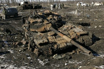 Подбитый танк боевиков, иллюстрация