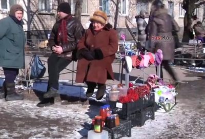 Луганчане продают одежду и личные вещи, чтобы купить еду