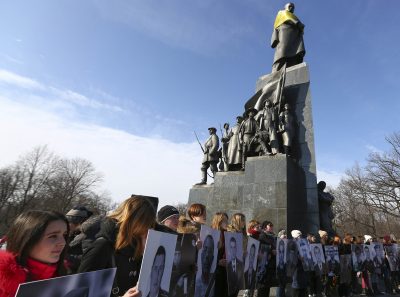 Активисты в Харькове с портретами погибших в боях за независимость Украины Активисты в Харькове с портретами погибших в боях за независимость Украины