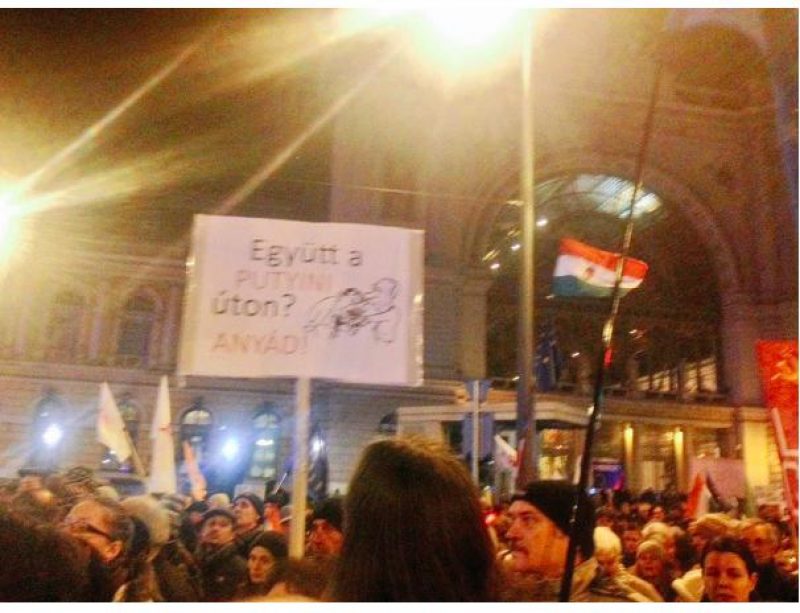 Сотни людей в Будапеште протестуют против визита Путина: поддерживают Украину