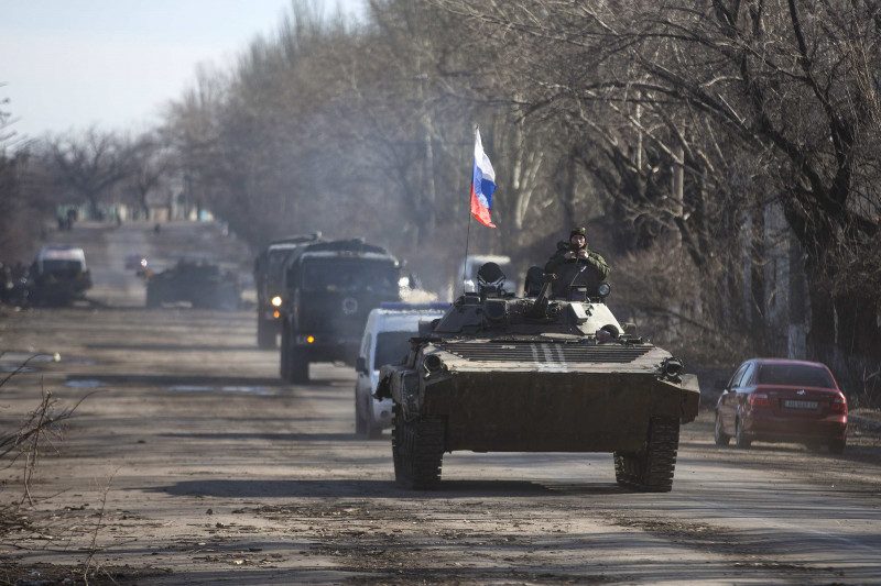 Боевики уводят бронетехнику из Дебальцево и зарываются в землю под Старобешево