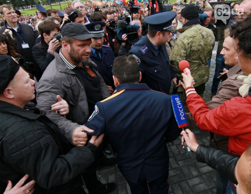 Нападение на дирижера, второй слева - Возник Нападение на дирижера, второй слева - Возник