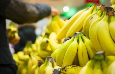 Журналист сообщил, что в киевском супермаркете голый мужчина бегал у прилавка с бананами