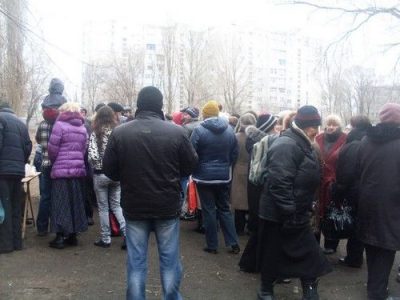 Реалии ЛНР: голодные жители Луганска выстраиваются в очереди за едой: опубликованы фото