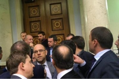 В Раде подрались депутаты: спикер закрыл заседание парламента