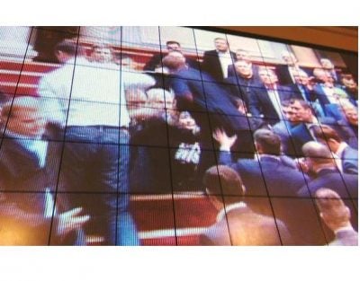 Депутаты продолжили драку в зале парламента: спикер досрочно закрыл вечернее заседание