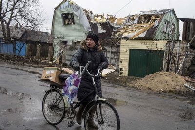 Женщина на улице разрушенного Дебальцево Женщина на улице разрушенного Дебальцево