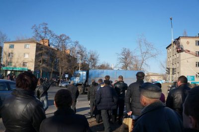 В Константиновке местные жители пытались линчевать военного, сбившего на броневике маму с детьми