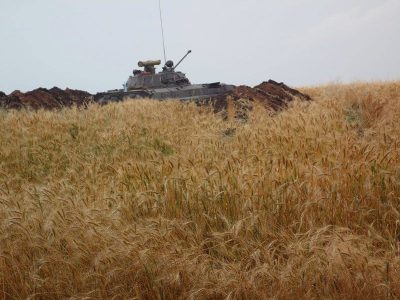 В поле легче напороться на мину или встретить БТР чем комбайн или трактор. В поле легче напороться на мину или встретить БТР чем комбайн или трактор.