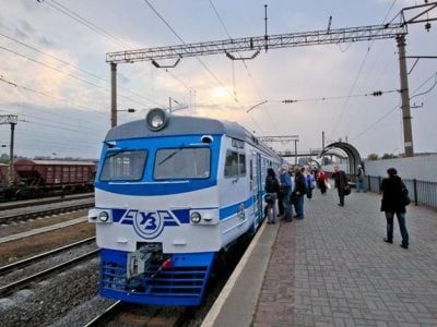На Киевщине блокируют железную дорогу, в пробке стоят пассажирские и грузовые поезда