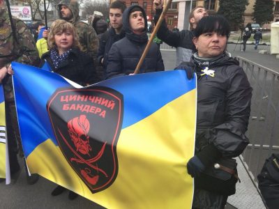Вече в Днепропетровске: циничный Бандера и голубь мира, опубликованы фото и видео