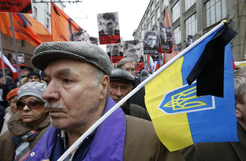 Марш памяти Немцова: сине-желтые флаги под Кремлем и задержание украинского нардепа