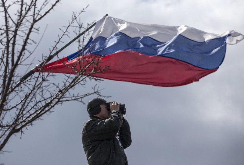 В Польше на концерте парочка обнималась с флагами Украины и России