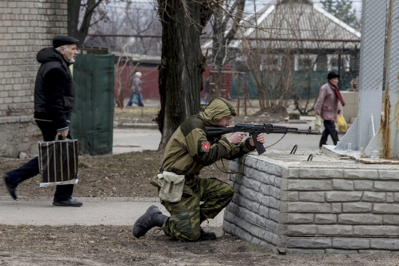 В районе донецкого аэропорта продолжаются бои: бьют из пушек и танков
