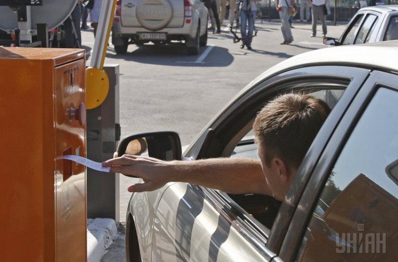 Влада Києва зізналася, чи вимагатиме гроші за паркування у дворах