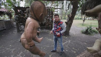 Дмитрий Комаров провел жуткий день в окружении кукол-зомби