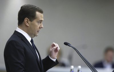 Медведев о санкциях Запада: Россия попала в довольно сложное положение