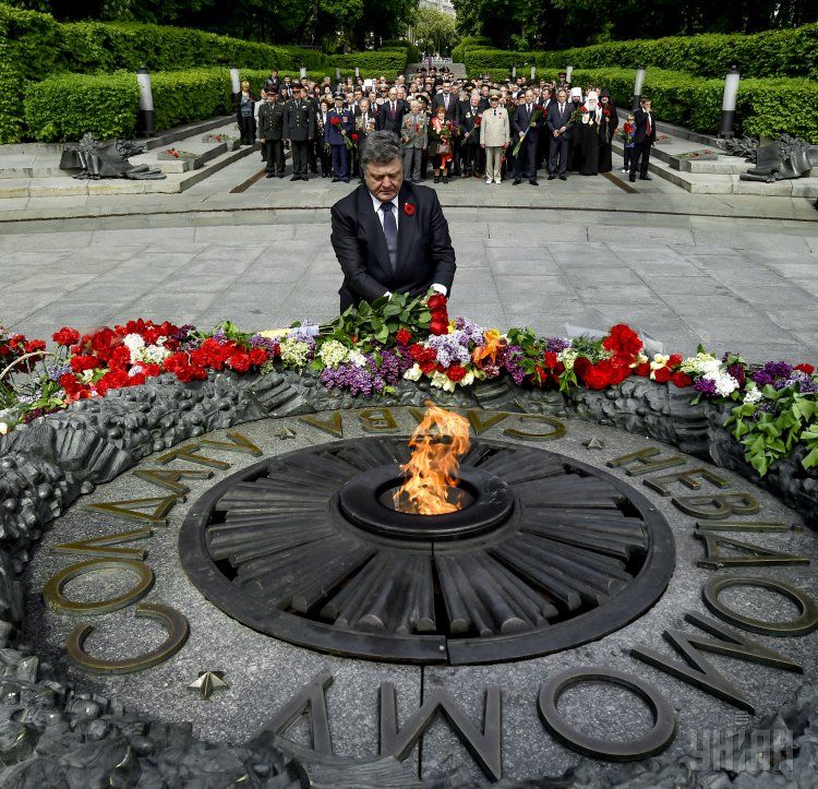 Порошенко пообещал: Украина не будет праздновать День Победы по сценарию РФ, полный текст выступления