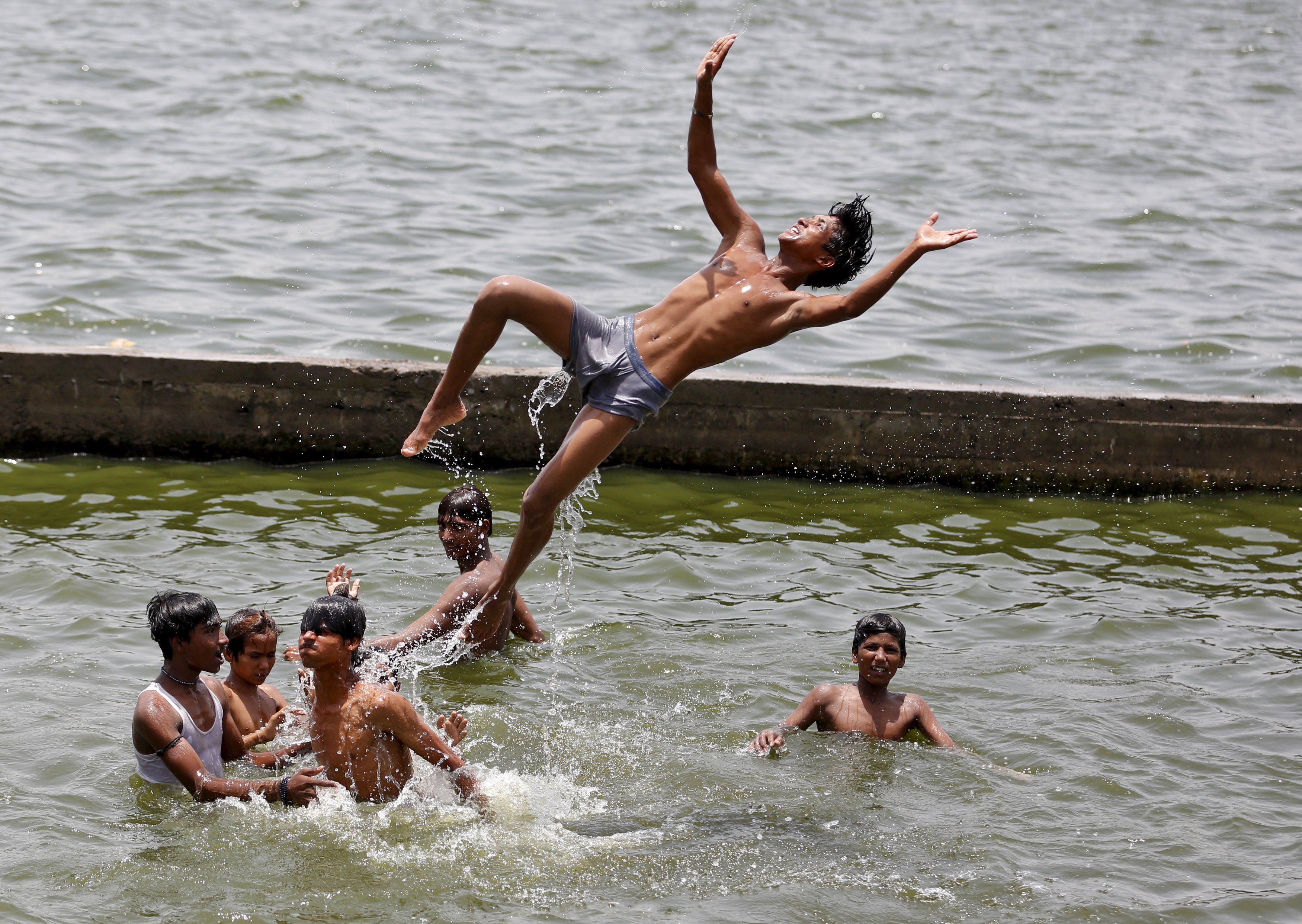 На речке купаются ребята. Мальчики на речке. Мальчики купаются в реке. Индия мальчики купаются.