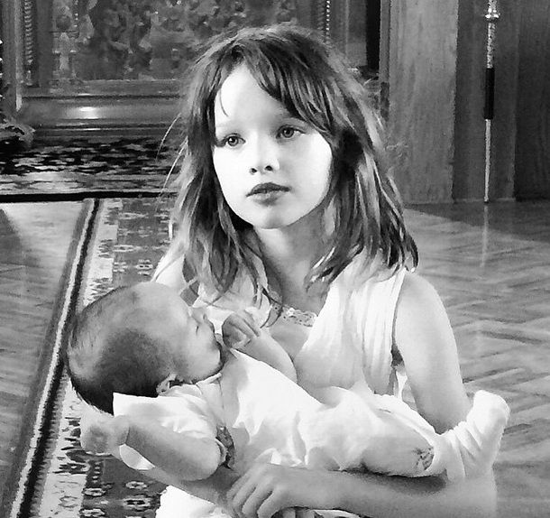 Мила Йовович крестила младшую дочь: опубликованы фото
