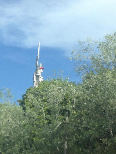 В Киеве "Родину-мать" украсили венком из маков: опубликованы фото
