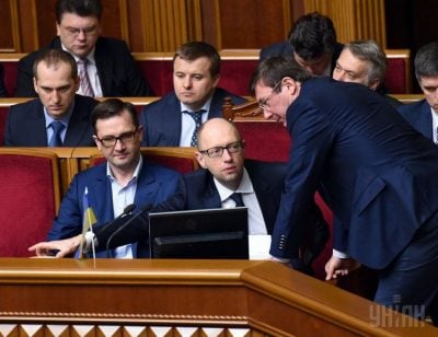 Луценко (справа) хочет серьезно поговорить с Яценюком Луценко (справа) хочет серьезно поговорить с Яценюком