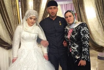 17-летняя невеста вместе с, вероятно, первой женой и гостем "свадьбы тысячелетия"