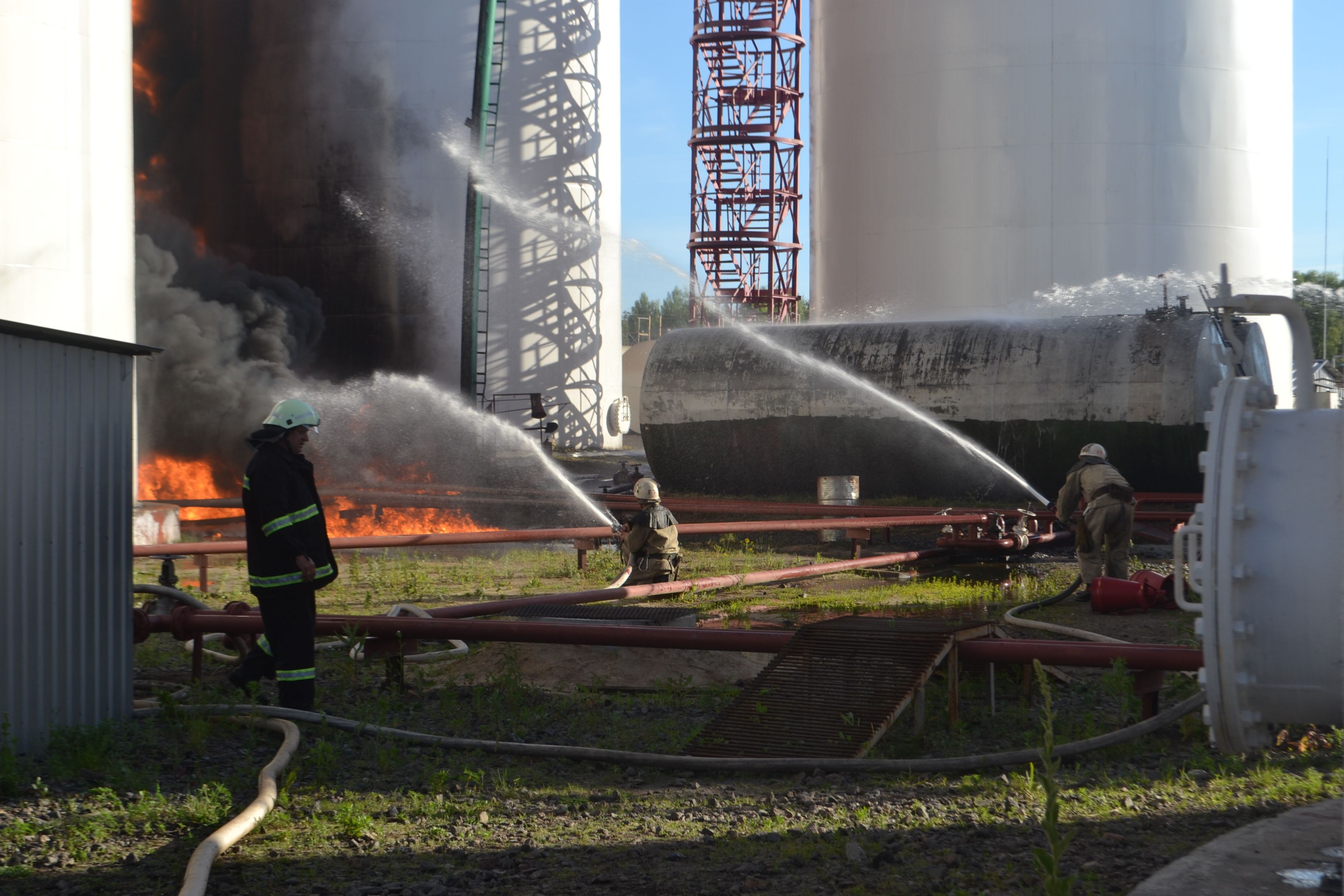 Горит нефтебаза в орле сегодня. Пожар на нефтебазе под Киевом. Пожар на нефтебазе. Тушение пожара на нефтебазе. Тушение пожаров в резервуарных парках.