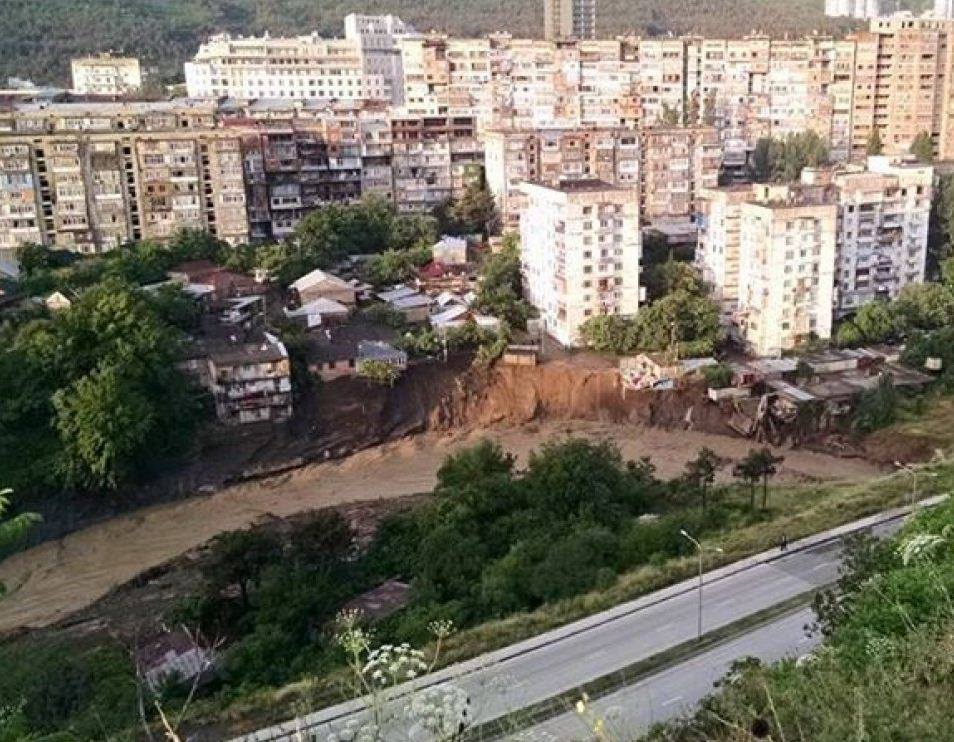 Последствия наводнения на улицах Тбилиси