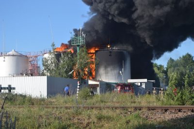 Пожар на нефтебазе под Киевом: взорвались новые цистерны, огонь тушат более 300 человек