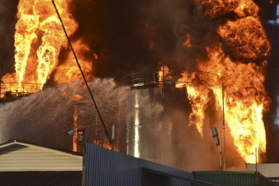 В ходе пожара на нефтебазе уже погибли пять человек В ходе пожара на нефтебазе уже погибли пять человек