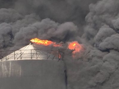 К горящей нефтебазе подтянули танки: опубликованы фото из эпицентра пожара