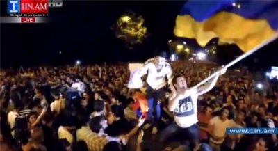 Армянский "Майдан": флаги Украины и внимательный надзор в Кремле: опубликованы фото и видео