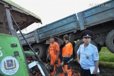 Новое масштабное ДТП в России: автобус протаранил КамАЗ с кирпичами, погибли 16 человек