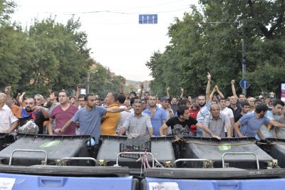 Баррикады протестующих в Ереване