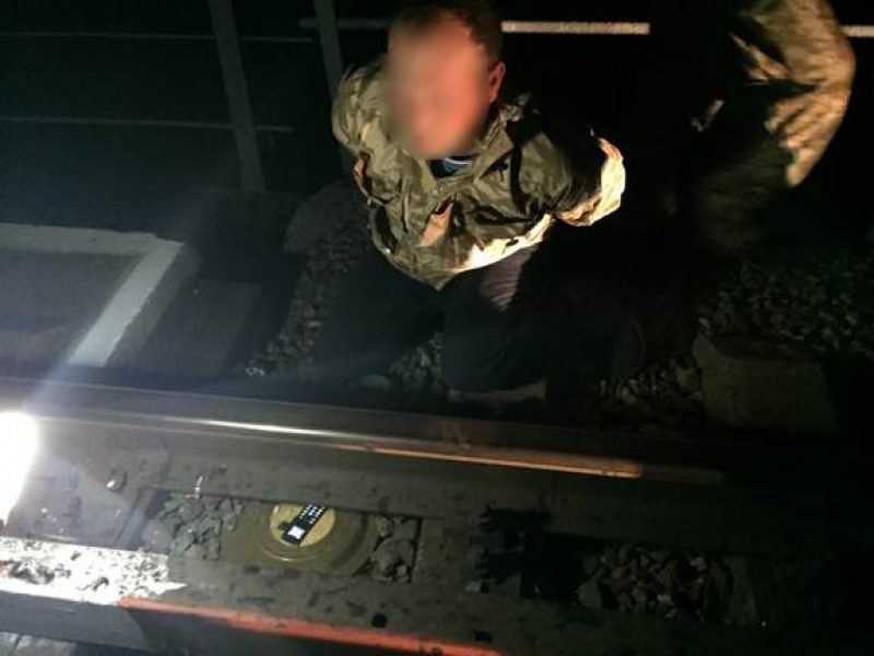 На Харьковщине поймали с поличным диверсанта, минировавшего железнодорожный мост