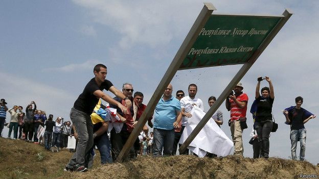 Жители Грузии устроили акцию протеста, свалив один из установленных указателей
