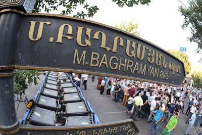 Баррикада на проспекте Баграмяна Баррикада на проспекте Баграмяна