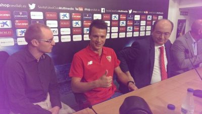 "Севилья" официально представила Коноплянку: первые фото и заявления