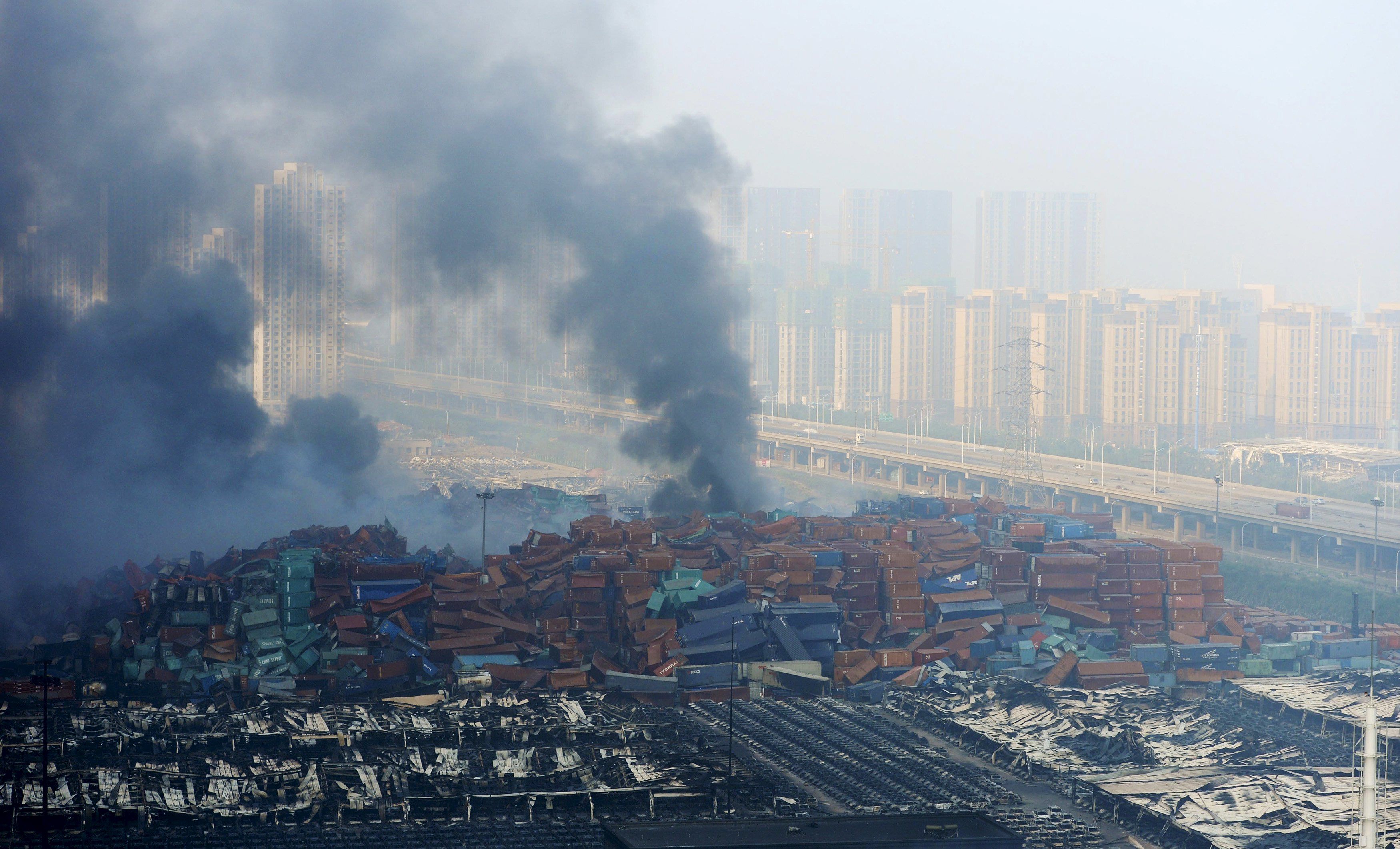 Земля после взрывов. Техногенная катастрофа в Тяньцзине 2015. Пожар на складах порта Тяньцзине Биньхай. Китай 12 августа 2015 года. Пожар в Тяньцзине Биньхай (2015). Тяньцзинь Биньхай взрыв.